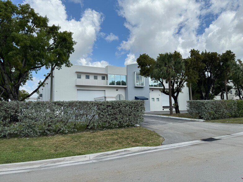 More Photos Of 2100 Nw 102nd Pl, Doral Warehouse For Lease