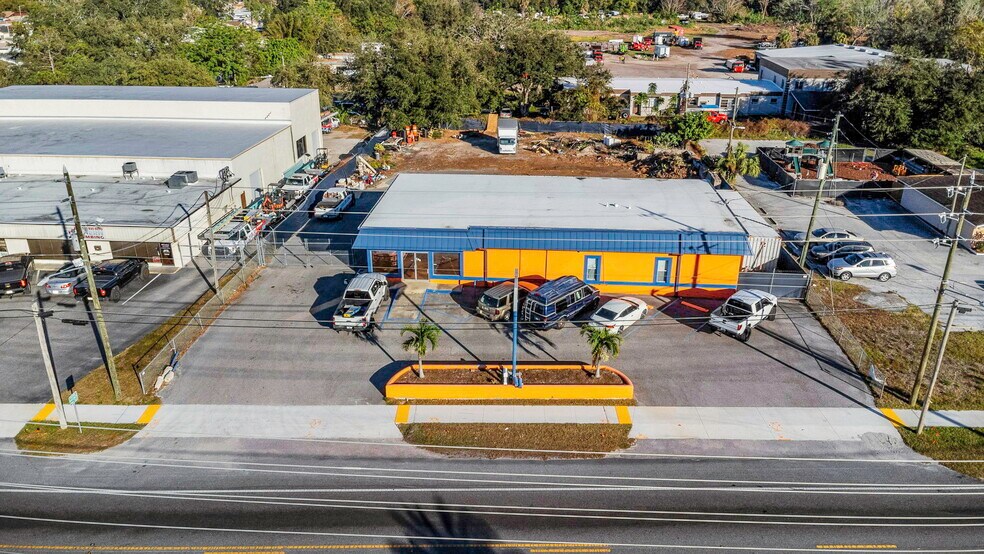 More Photos Of 2922 Grand Blvd, Holiday Flex For Lease