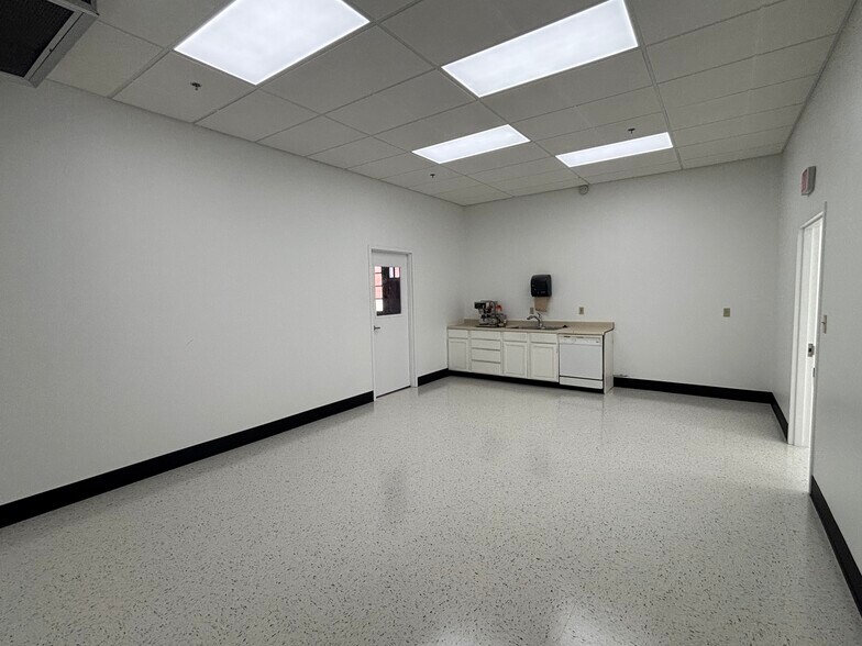 More Photos Of 115 NW 44th St, Oklahoma City Manufacturing For Sale