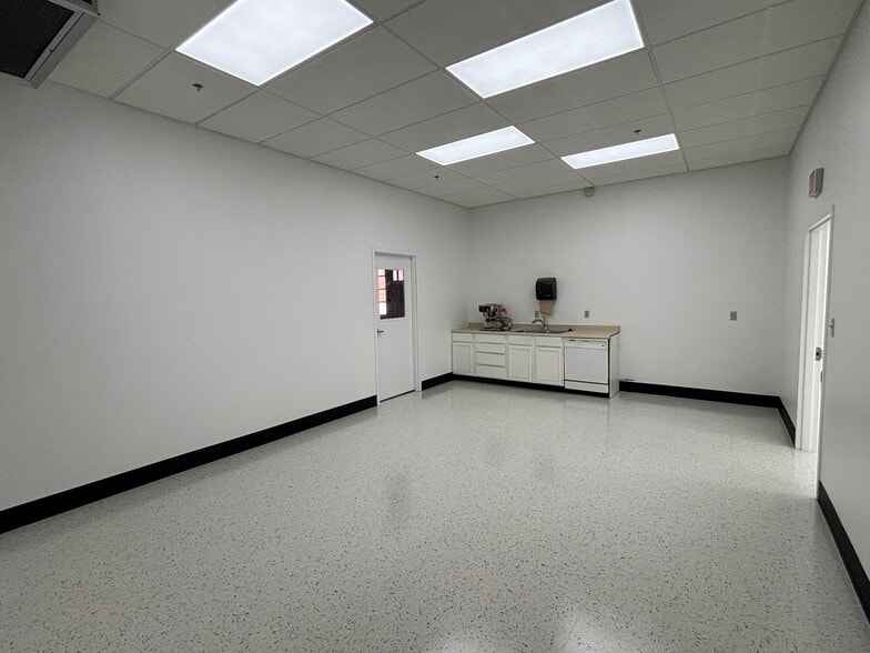 More Photos Of 115 NW 44th St, Oklahoma City Manufacturing For Lease