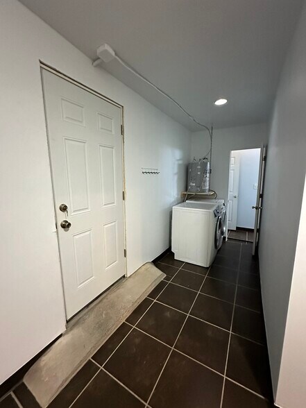 More Photos Of 129 Fairview Ave, Syracuse Flex For Sale