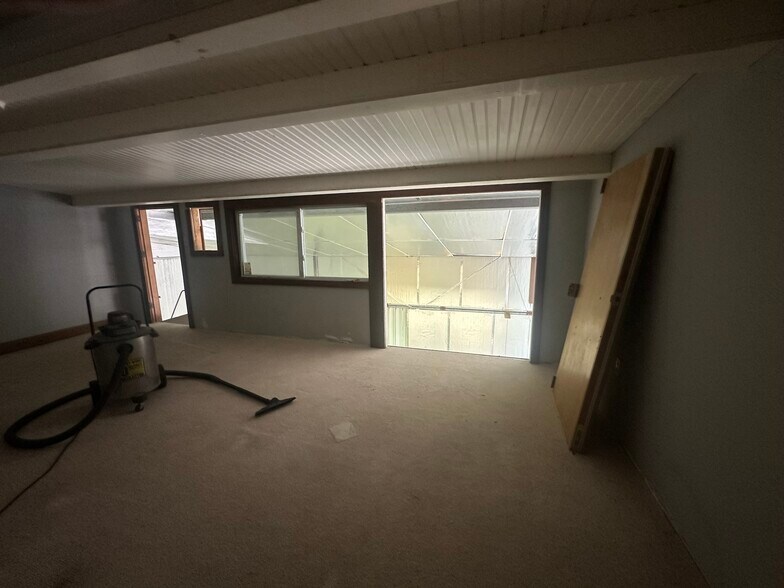 More Photos Of 10 Hangar Rd, Vineyard Haven Warehouse For Lease