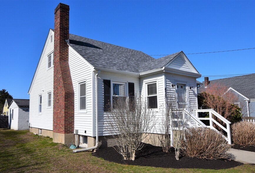 More Photos Of 460 E Main Rd, Middletown Medical For Sale