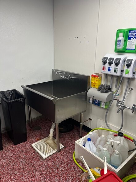 More Photos Of 155 N 5th St, Columbus Restaurant For Lease