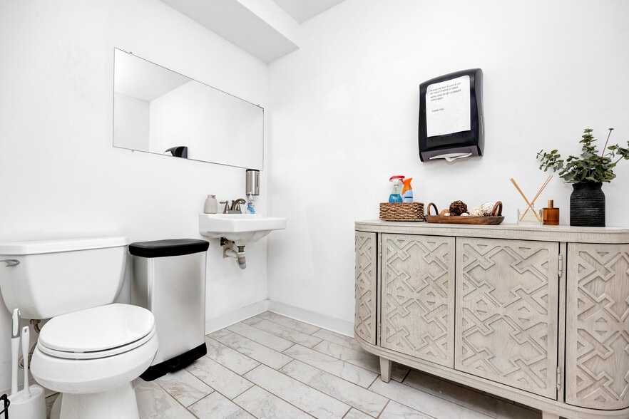 More Photos Of 429 W Main St, Patchogue Freestanding For Lease