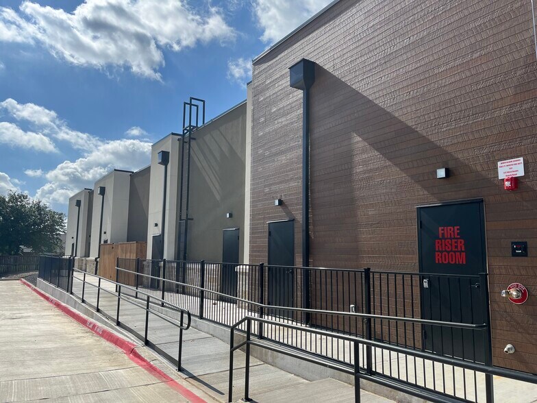 More Photos Of 512 W Bonds Ranch Rd, Fort Worth General Retail For Sale