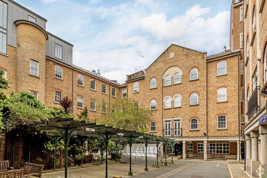 Primary Photo Of 4 Bath Pl, London Office For Lease