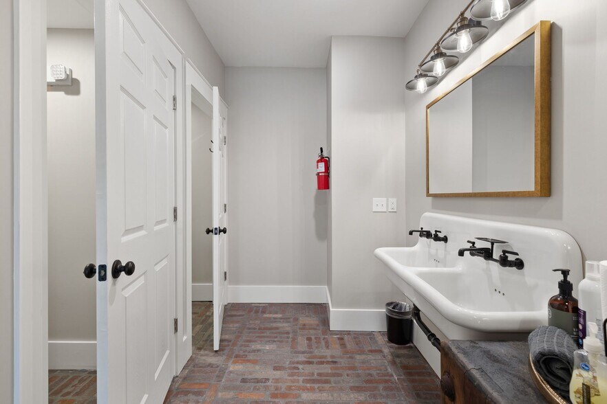 More Photos Of 157 Old Shackle Island Rd, Hendersonville Storefront Retail Office For Sale