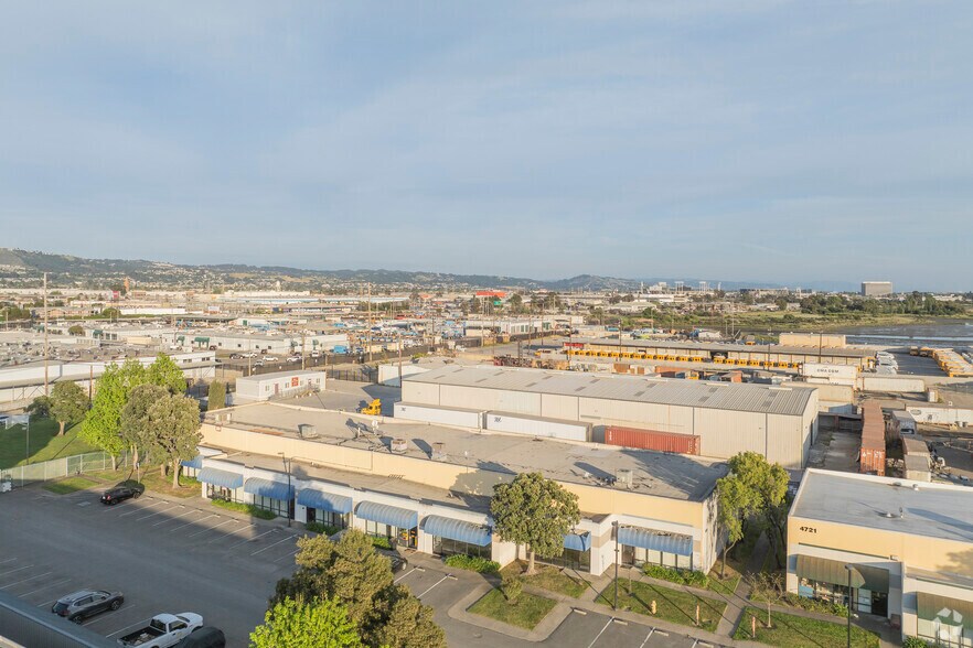 More Photos Of 4723 Tidewater Ave, Oakland Showroom For Lease