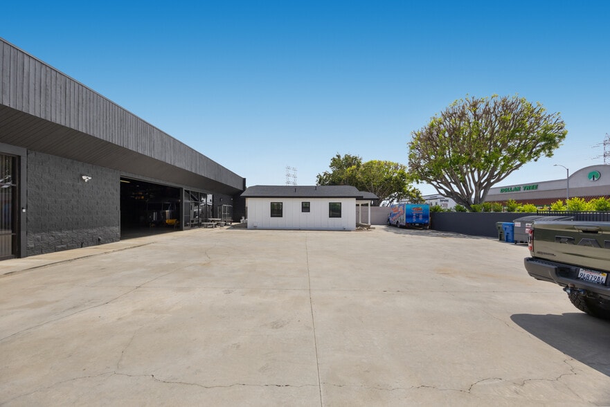More Photos Of 14128 Paramount Blvd, Paramount Warehouse For Sale