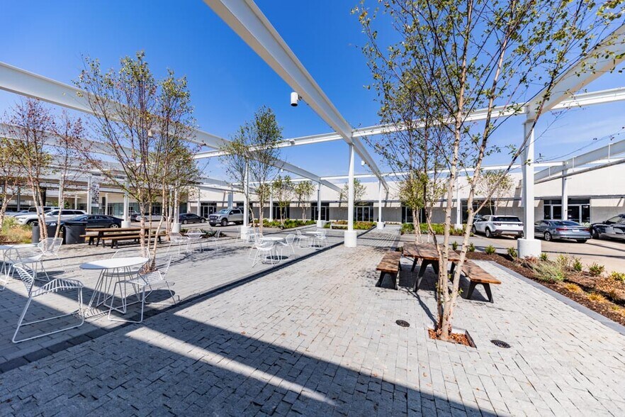 More Photos Of 150 Turtle Creek Blvd, Dallas Showroom For Lease