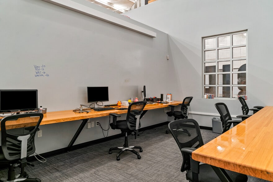 More Photos Of 400 W Maple Rd, Troy Office For Sale