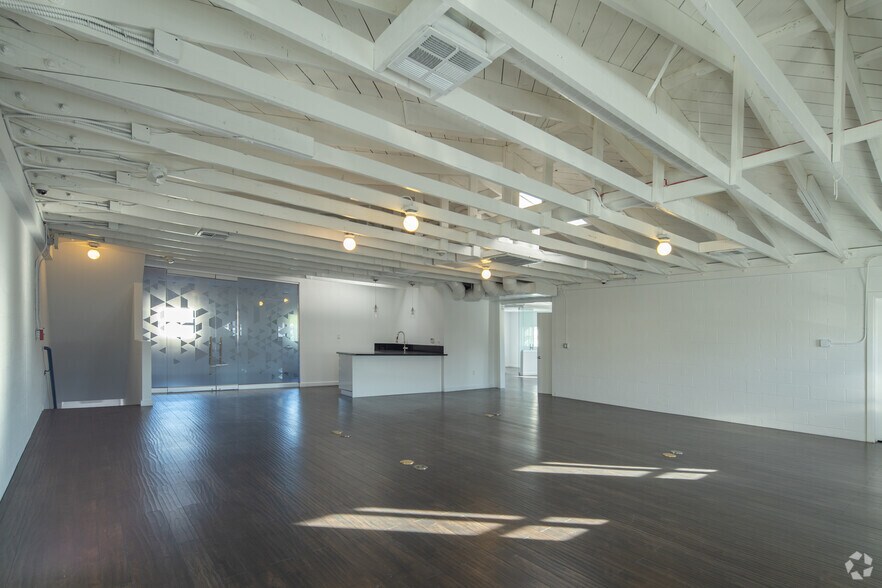 More Photos Of 900 N Western Ave, Los Angeles Showroom For Sale