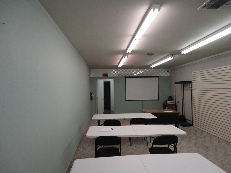 More Photos Of 119 W 2nd St, Taylor Showroom For Lease