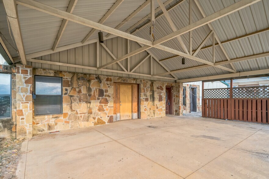 More Photos Of 410 S Interstate 35, Pearsall Storefront Retail Office For Lease