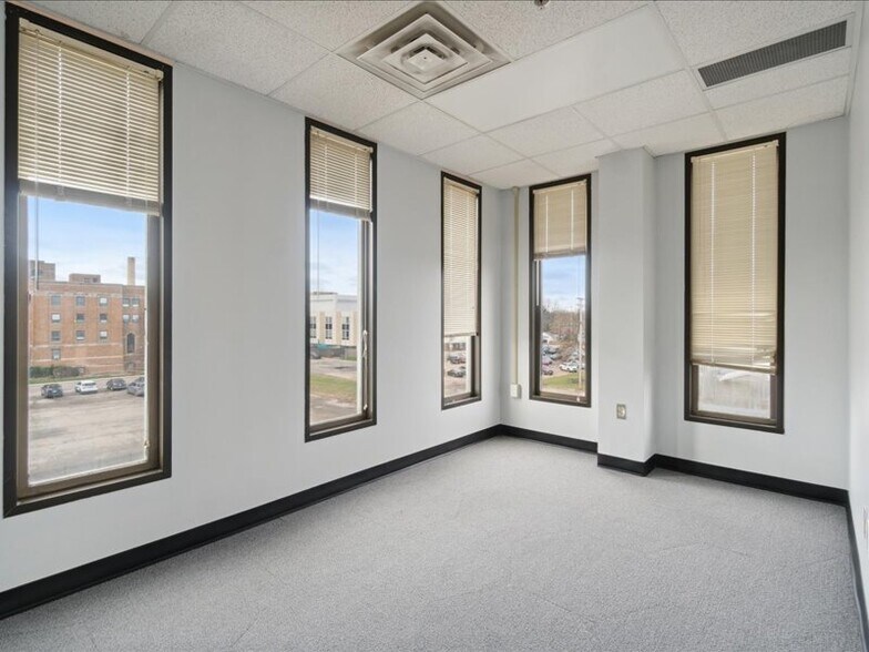 More Photos Of 1100 W Saginaw St, Lansing Medical For Sale