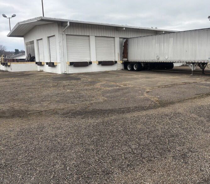 More Photos Of 123 Lee St, Belpre Distribution For Sale