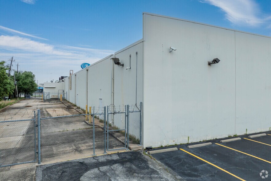 More Photos Of 7071 Southwest Fwy, Houston Showroom For Lease