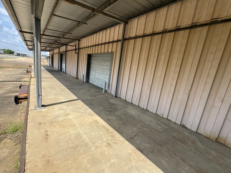 More Photos Of 556 Matthews Dr, Canton Warehouse For Lease