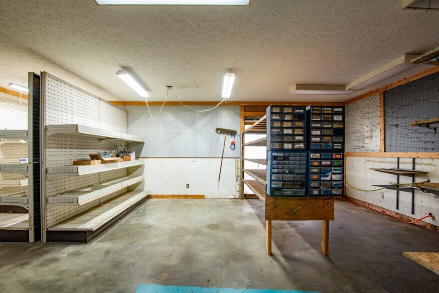 More Photos Of 641 Highland Ave, Vine Grove Freestanding For Sale