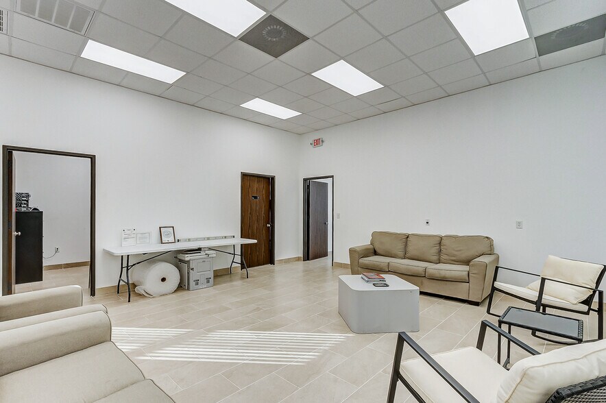 More Photos Of 1631 Highway 6 S, Houston Warehouse For Lease