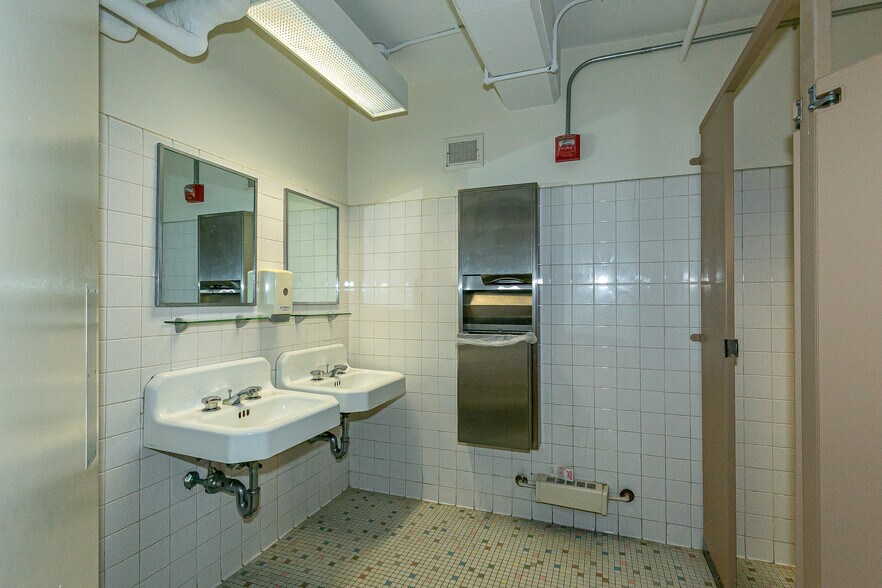 More Photos Of 24840 Northern Blvd, Little Neck Bank For Lease
