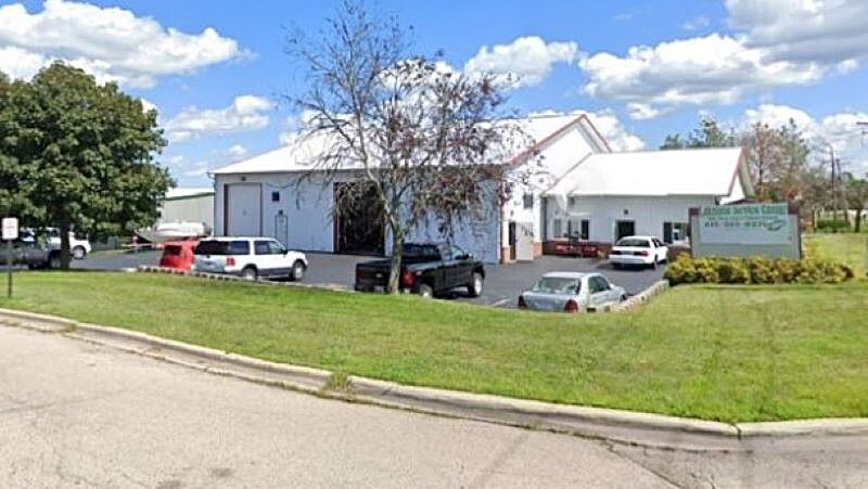 Primary Photo Of 3200 Lakeside Ct, Mccullom Lake Auto Repair For Sale