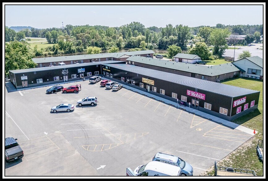 More Photos Of 1186 N Shawano St, New London General Retail For Lease