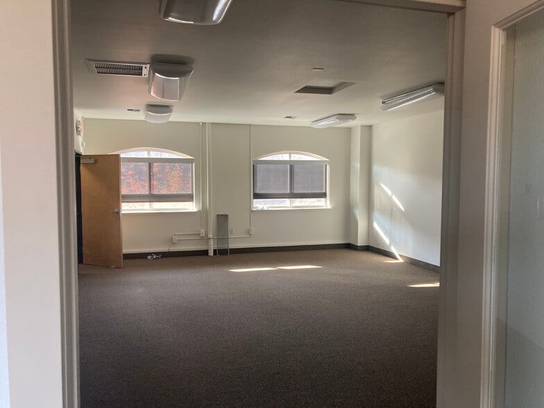 More Photos Of 202 Wasco Loop, Hood River Warehouse For Lease