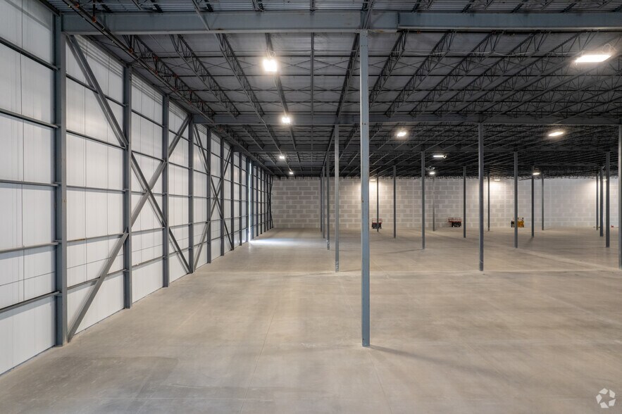 More Photos Of 151 Garden Ave, Brantford Distribution For Lease