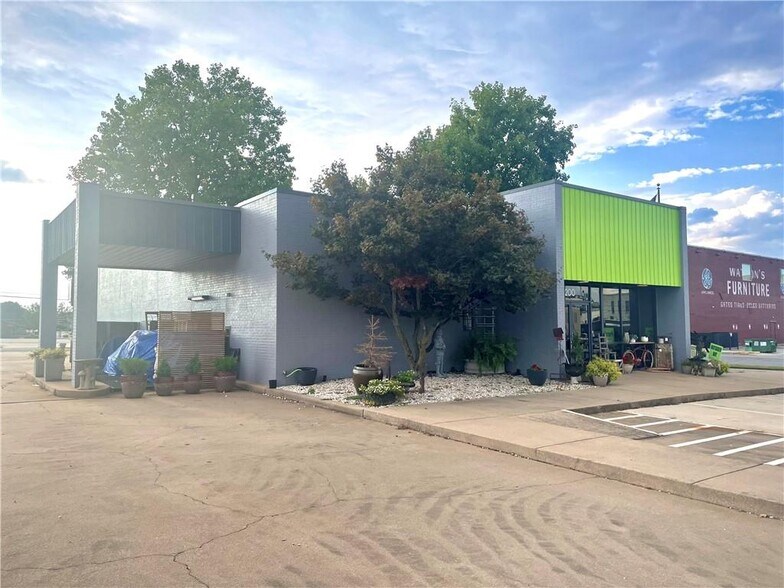 More Photos Of 200 S Holcomb St, Springdale Coworking Space