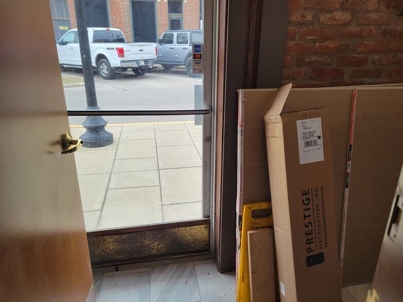 More Photos Of 90 E Jefferson St, Franklin Specialty For Lease
