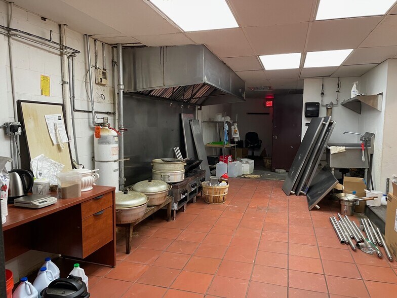 More Photos Of 17 Maple Dr, Great Neck Storefront Retail Office For Lease