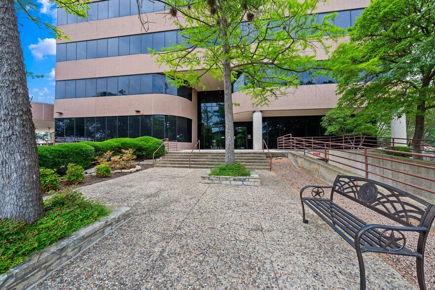 More Photos Of 222 S Sidney Baker St, Kerrville Office For Lease
