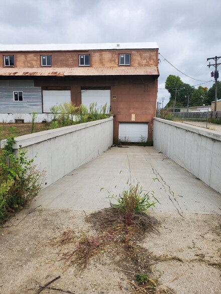 More Photos Of 2046 Keystone Dr, Springfield Industrial For Sale