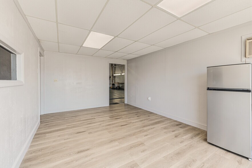 More Photos Of 1911 Dana Dr, Fort Myers Warehouse For Sale