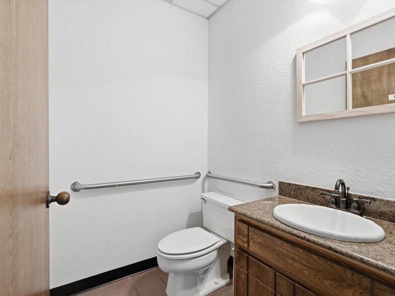 More Photos Of 1006 N Bowen Rd, Arlington Office For Lease