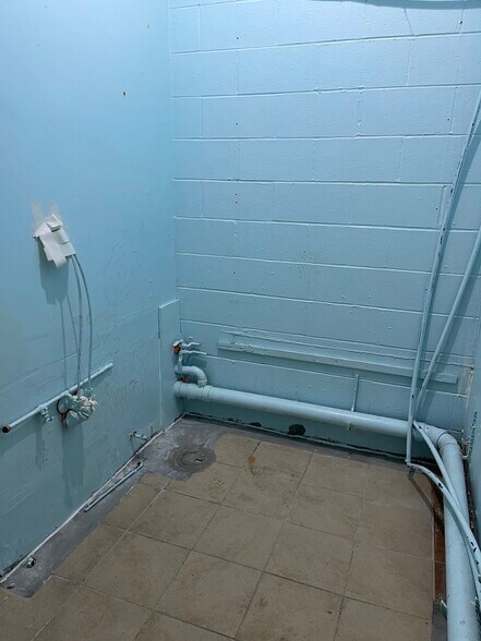 More Photos Of 337 Willard Ave, Newington Freestanding For Lease