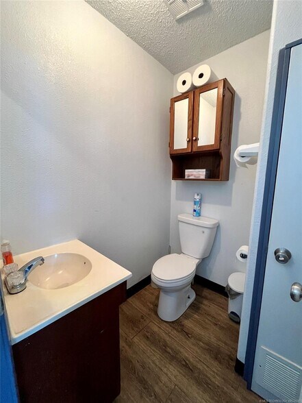 More Photos Of 1401 S McQuarrie Ave, Wagoner Storefront Retail Office For Sale