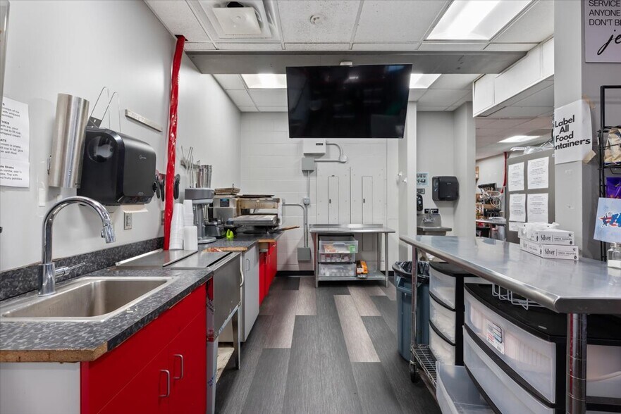 More Photos Of 7 S 4th St, Council Bluffs Health Club For Sale