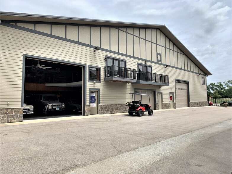 More Photos Of 2108-2260 Ferry Rd, Naperville Showroom For Sale
