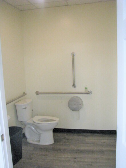 More Photos Of 44 Lafayette Rd, North Hampton Storefront Retail Office For Lease