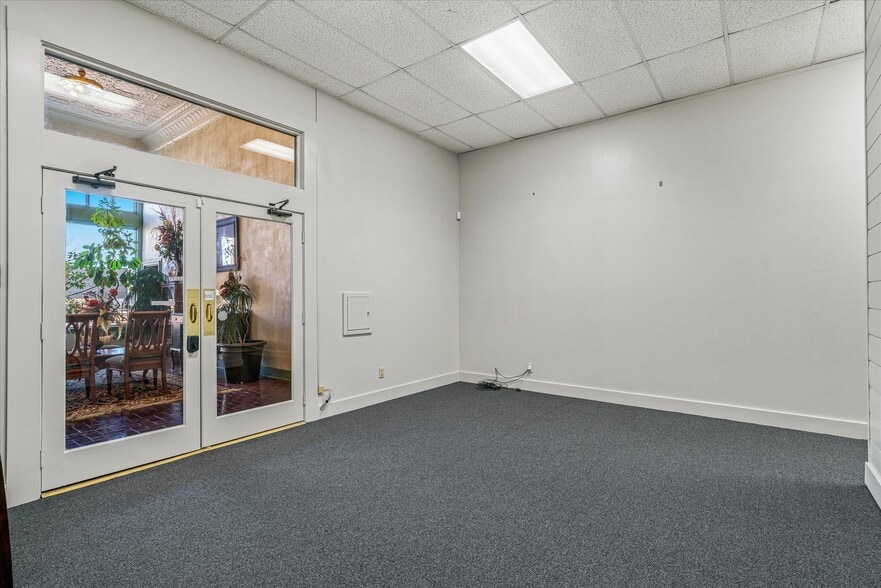 More Photos Of 102 E Moore Ave, Terrell Office For Sale