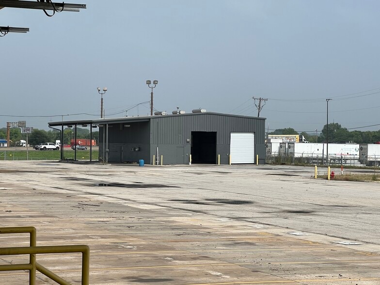 More Photos Of 1415 S Loop 12, Irving Truck Terminal For Lease