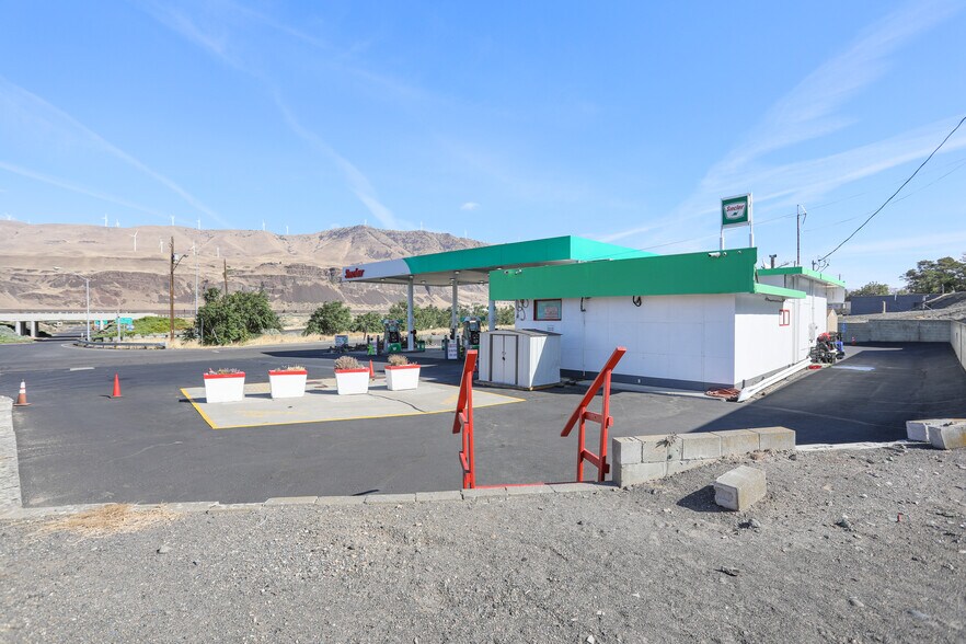 More Photos Of 606 E 1st, Rufus Convenience Store For Sale