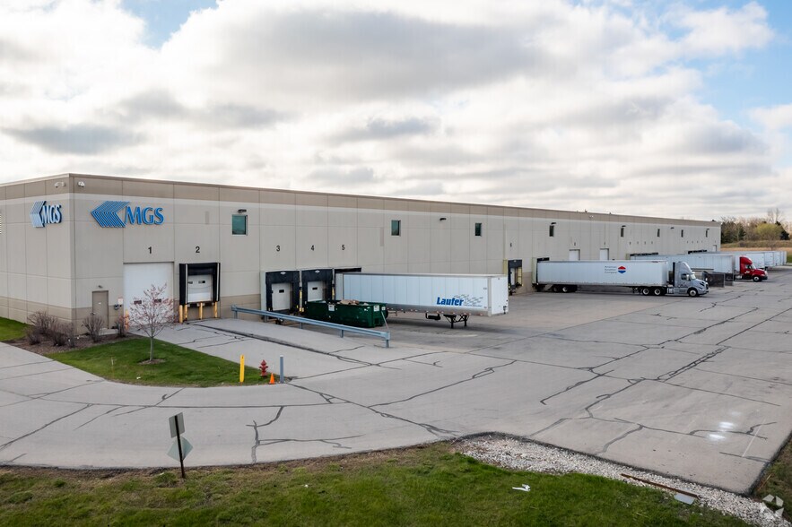 More Photos Of 9875 S Stern St, Oak Creek Warehouse For Lease