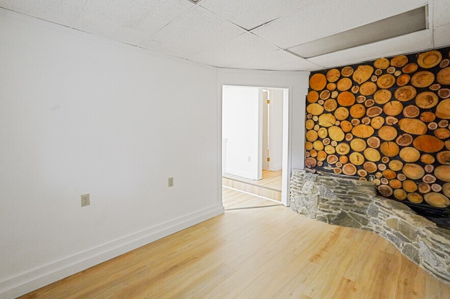 More Photos Of 32 Worcester Rd, Charlton Storefront Retail Residential For Lease