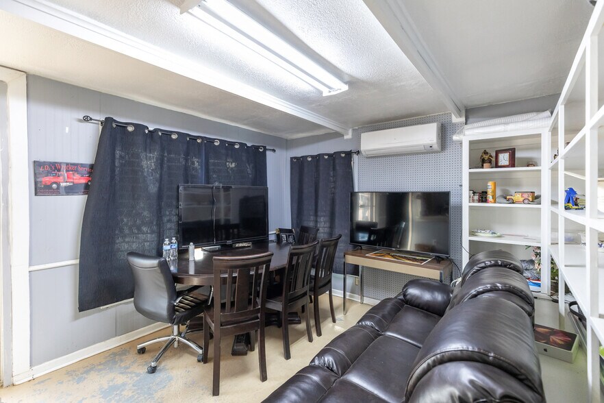 More Photos Of 711 S 3rd Ave, Munday Warehouse For Sale