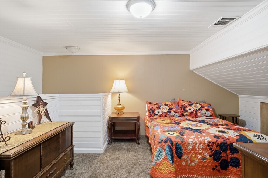 More Photos Of 10 S Side Sq, Cooper Freestanding For Sale