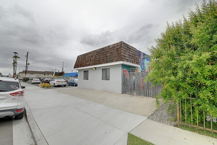 More Photos Of 2715 E 56th St, Long Beach Office For Sale